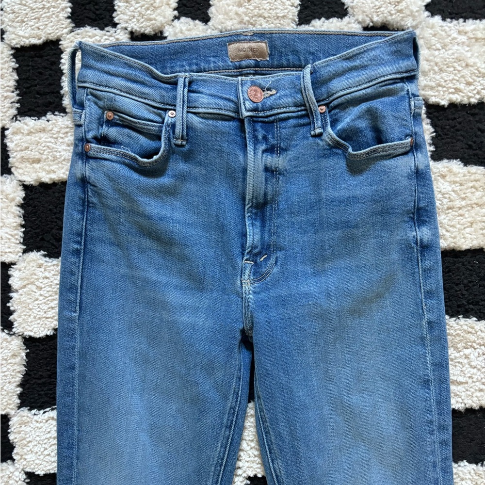 Mother - The Mid Rise Dazzler Ankle Fray Denim Jeans in Riding the Cliffside - Picture 6 of 10